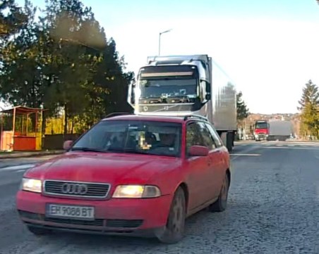 Шофьор предприе рисково изпреварване на камион