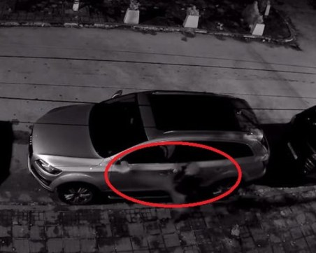 Вандализъм! Мъж счупи с крак огледало на кола в Асеновград