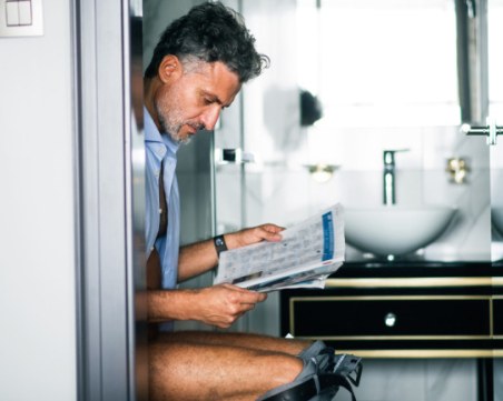 Защо мъжете прекарват толкова време в тоалетната