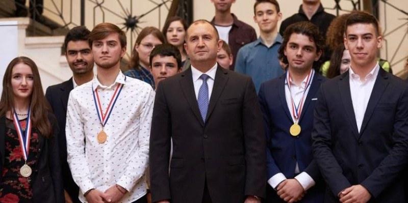 Българските ученици са спечелили 90 медала от олимпиади по природни науки през годината
