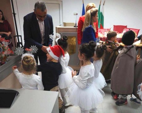 Коледарчета поздравиха кмета и съветниците на Община Марица