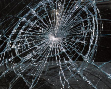 Мъж потроши витрината на магазин в Кършияка