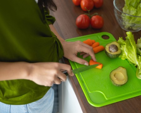 Опасно ли е да използваме пластмасова дъска за рязане?