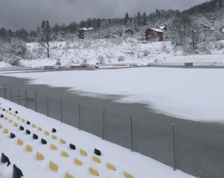 Стадионът във Владая е под вода, наводнени са улици и къщи