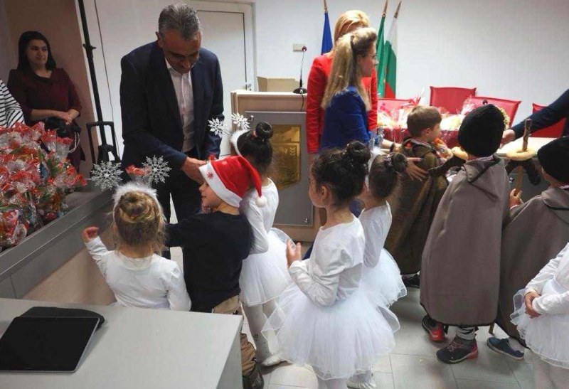 Двайсет деца от ДГ Здравец“ в село Граф Игнатиево поздравиха