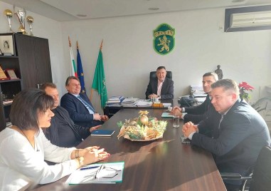 Кметът на община Карлово д р Емил Кабаиванов проведе работна среща