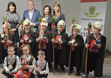 Коледари от ДГ Наталия пристъпиха първи прага на кметството в район