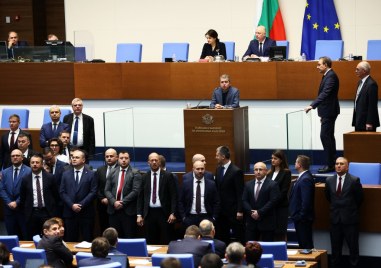 Опозицията в 49 то Народно събрание парламентарните групи на Възраждане