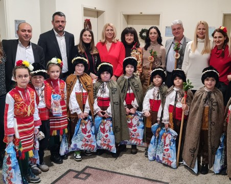 Деца наричаха за здраве и берекет на Игнажден в кметството на „Централен