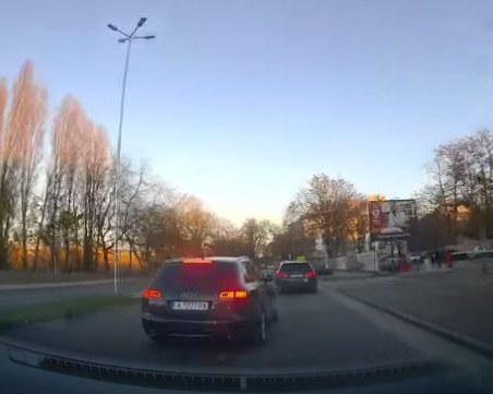 Кой крив, кой прав? Пловдивски шофьори се засичат, разминават се на косъм от инцидент