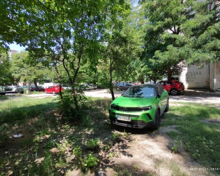 Креативни или абсурдни? Майсторите на паркирането в Пловдив през 2023 година