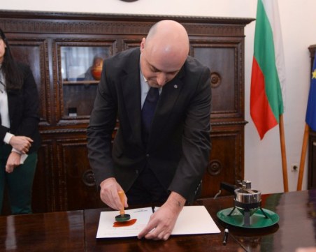 Обновената Конституция беше подпечатана с държавния печат