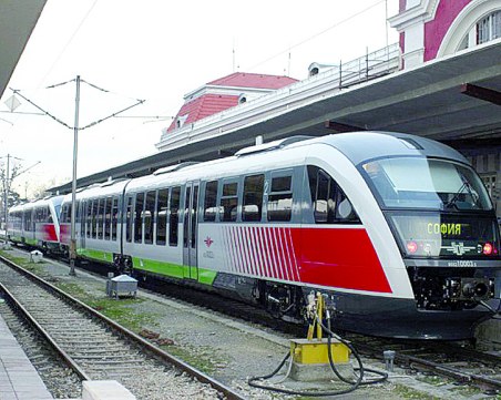 Пускат допълнителни вагони и автобуси по най-натоварените маршрути