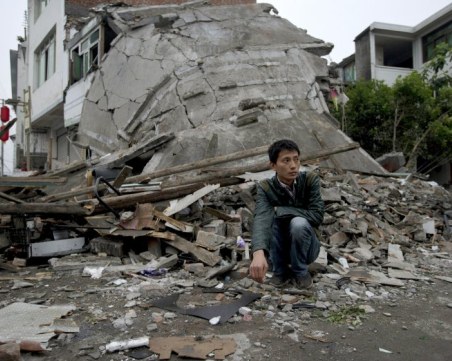 След силния трус в Китай: 131 жертви, 700 пострадали