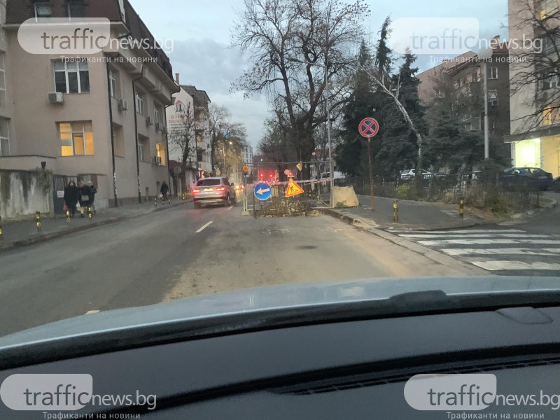 ВиК авария затруднява движението на ул. Петко Д. Петков в Пловдив.