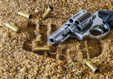 Служители от РУ Раковски иззеха пистолет с неустановена марка и неясен