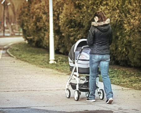 Депутатите определиха месечните помощи за деца и за раждане догодина