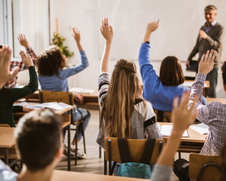 Учениците от 1, 2, 3, 4 и 8 клас ще получат помощ от държавата