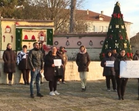 Заради случая с детето, държано в парник: Протест в подкрепа на местното училище