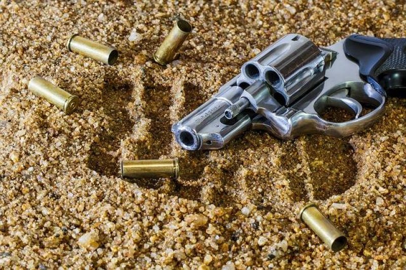 Служители от РУ-Раковски иззеха пистолет с неустановена марка и неясен