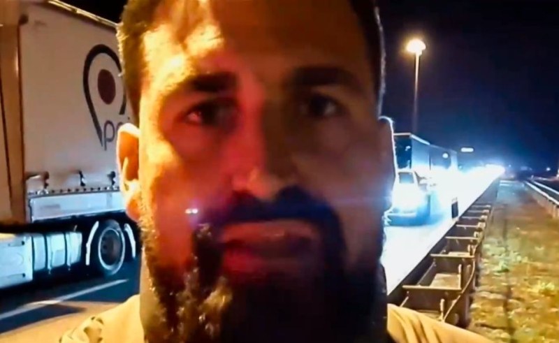 Евродепутат тръгна на нощно пътуване с камион в знак на