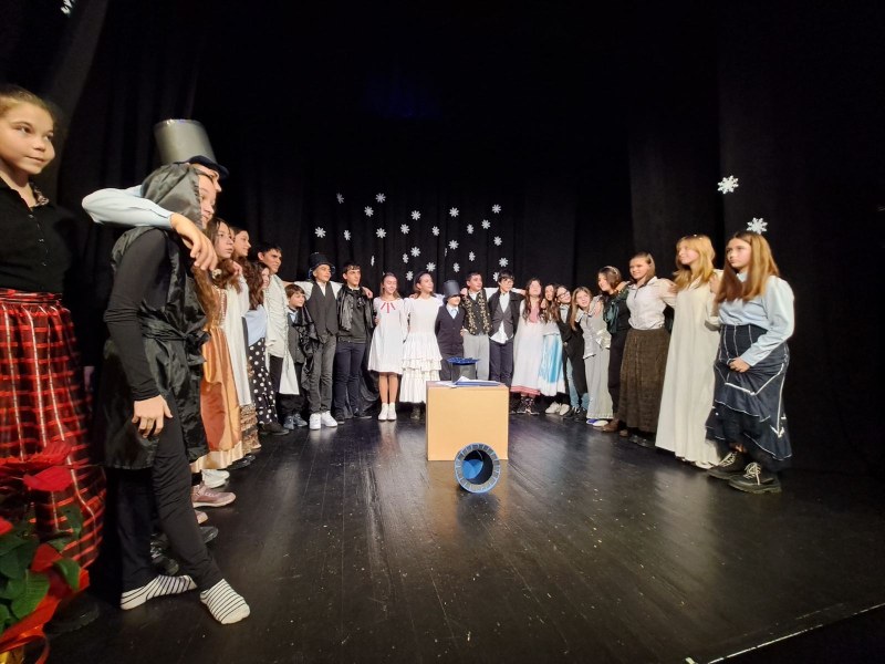 Ученици от пловдивско училище играха благотворително театър на английски език