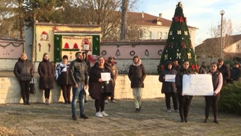 Заради случая с детето, държано в парник: Протест в подкрепа на местното училище