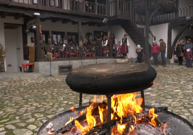 Коледари от карловското село Дъбене пресъздадоха ритуала Коледуване при който