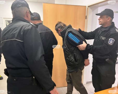 Бившият полицай, пребил до смърт баба си, застава пред Темида