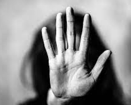 Брутално насилие: Мъж се опита да убие майката на детето си в Търговище