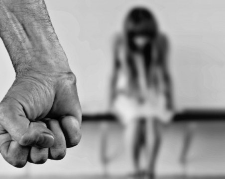 Група тийнейджъри пребиха жестоко жена в София