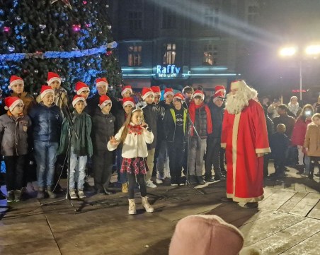 Пловдивският Дядо Коледа 47 години радва малки и големи на Главната