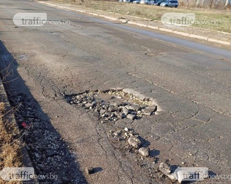 Обход на Брезовско шосе осеян в дупки, автомобили нагазват в тях заради огромни гьолове