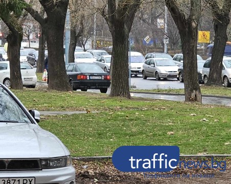 Водачи шпорят по тротоара на пловдивски булевард с колите си
