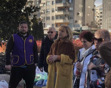 Зарадваха за Коледа социално слаби семейства в „Тракия