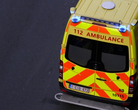 Жертва и ранени, след като 20-метрова елха се сгромоляса на коледен базар в Белгия