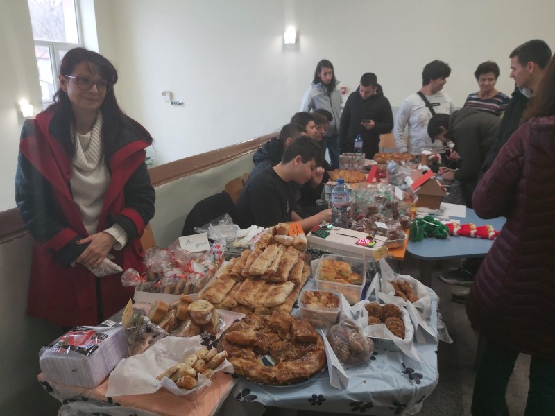 Гимназисти от Пловдив даряват над 2700 лева за благотворителност