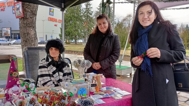 Подаръци с кауза и Предколедна раздумка с Тони Стойчева на Коледната алея