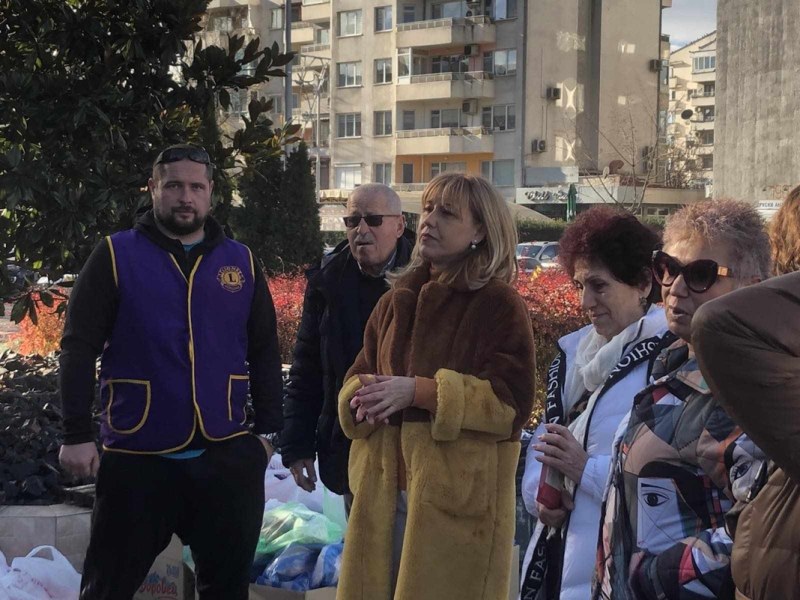 Зарадваха за Коледа социално слаби семейства в „Тракия