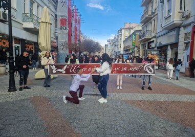 Романтично предложение за брак получи пловдивчанка на Главната в Пловдив