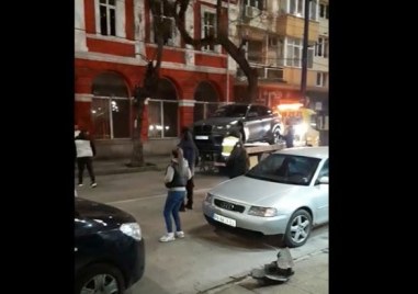 Катастрофа между три коли затруднява движението на бул България в