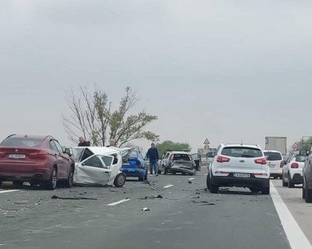 Няколко верижни катастрофи затрудняват движението по магистралата край Пловдив