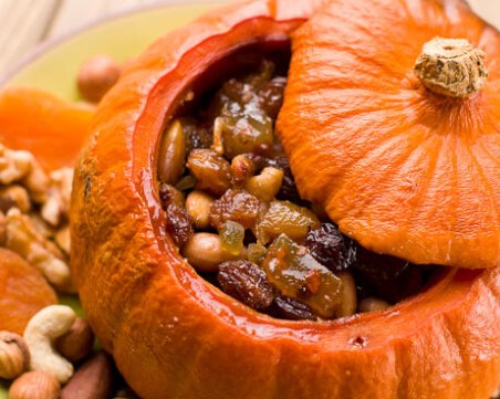 Печена пълнена тиква с плодове, ядки и локум