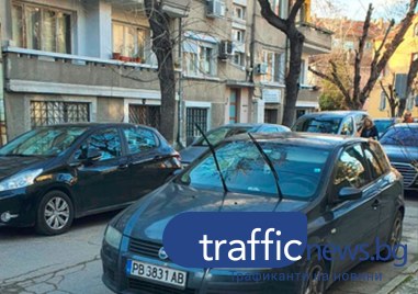 Нагло паркиране блокира движението по улица в центъра на Пловдив