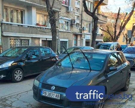 Нагло паркиране блокира улица в центъра на Пловдив