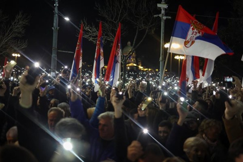 Хиляди сърби се събраха в центъра на столицата Белград на