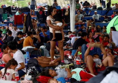 Около 7000 мигранти включително хиляди деца са тръгнали пеш от