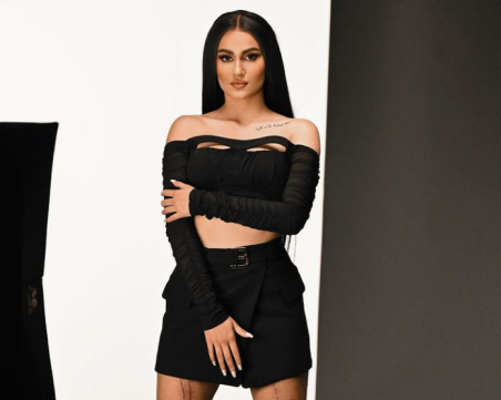 6 месеца, след като бе нарязана с макетно ножче: Дебора направи първата си песен