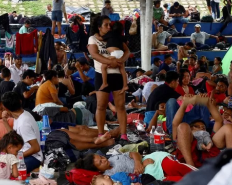 7000 мигранти тръгнаха на поход от Мексико към САЩ с надпис „Извън бедността