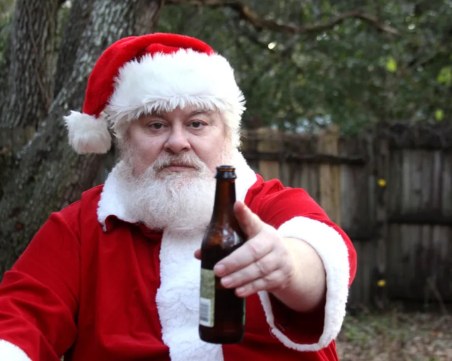 Пиян шофьор, облечен като Дядо Коледа, се вряза в къща в Германия